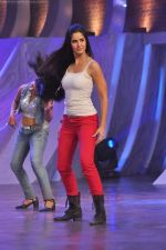Katrina Kaif On the sets of Hrithik_s Just Dance in Filmcity on 27th Aug 2011 (123).JPG